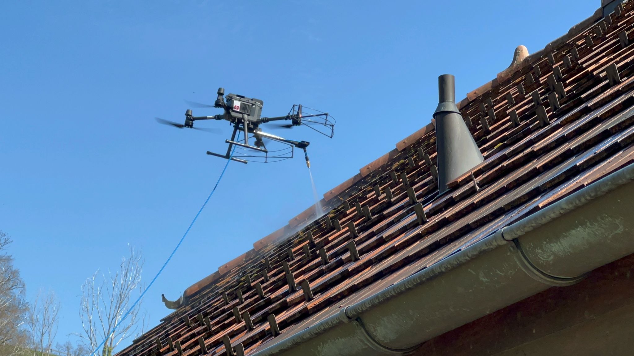 Nettoyage de toiture par drone